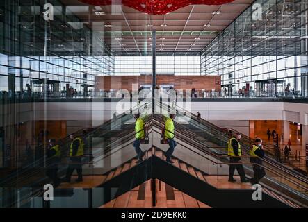 05 novembre 2020, Brandeburgo, Schönefeld: Terminal 1 dell'aeroporto della capitale Berlino Brandeburgo Willy Brandt (BER). Foto: Patrick Pleul/dpa-Zentralbild/ZB Foto Stock