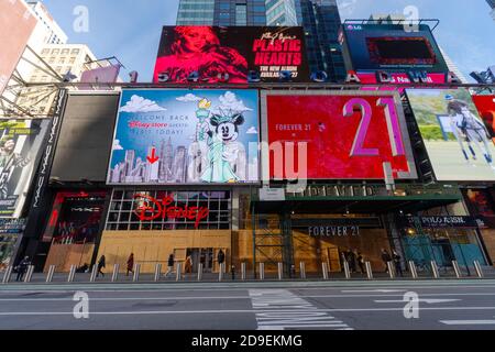 Salire a bordo dei negozi anteriori nel centro di Manhattan in previsione dei disordini civili durante le elezioni presidenziali americane del 2020. Foto Stock