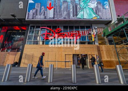 Salire a bordo dei negozi anteriori nel centro di Manhattan in previsione dei disordini civili durante le elezioni presidenziali americane del 2020. Foto Stock
