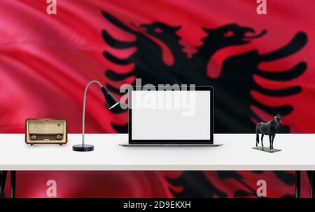 https://l450v.alamy.com/450vit/2d9ekxh/albania-bandiera-nazionale-sfondo-con-spazio-di-lavoro-computer-desktop-e-accessori-per-ufficio-su-bianco-moderno-tavolo-2d9ekxh.jpg