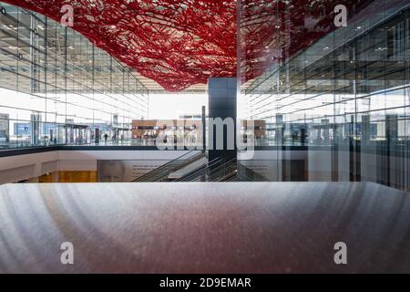05 novembre 2020, Brandeburgo, Schönefeld: L'opera d'arte "Flying Carpet" di Pae White galleggia al Terminal 1 dell'aeroporto di Berlino-Brandeburgo "Willy Brandt" (BER). Foto: Patrick Pleul/dpa-Zentralbild/dpa Foto Stock