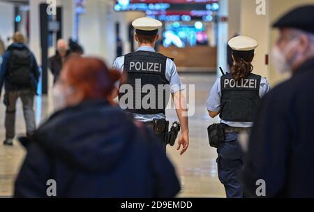 05 novembre 2020, Brandeburgo, Schönefeld: Due agenti di polizia stanno camminando attraverso il Terminal 1 dell'aeroporto di Berlino-Brandeburgo Willy Brandt (BER). Foto: Patrick Pleul/dpa-Zentralbild/dpa Foto Stock