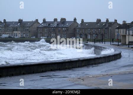 Troon , Ayrshire, Scozia, Regno Unito. Venti alti e onde forti si infrangono sul lungomare di Troon Foto Stock