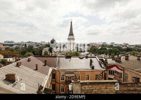 Odessa, Ucraina - 09 settembre 2018: Vista aerea dei tetti e vecchi cortili di Odessa. Vista di Odessa dal tetto. Edifici della città vecchia Foto Stock