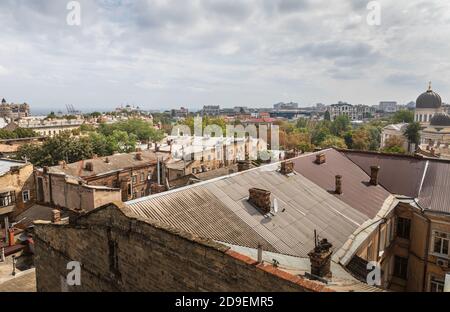 Odessa, Ucraina - 09 settembre 2018: Vista aerea dei tetti e vecchi cortili di Odessa. Vista di Odessa dal tetto. Edifici della città vecchia Foto Stock