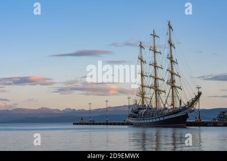 Alta nave russa Pallada nel porto di Ushuaia, Argentina Foto Stock