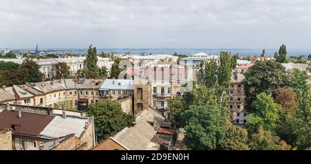 Vista aerea dei tetti e vecchi cortili di Odessa. Vista di Odessa dal tetto. Edifici della città vecchia Foto Stock