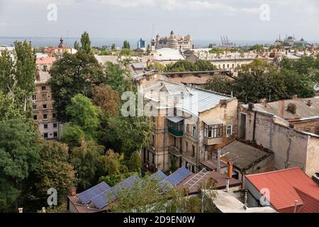 Odessa, Ucraina - 09 settembre 2018: Vista aerea dei tetti e vecchi cortili di Odessa. Vista di Odessa dal tetto. Edifici della città vecchia Foto Stock