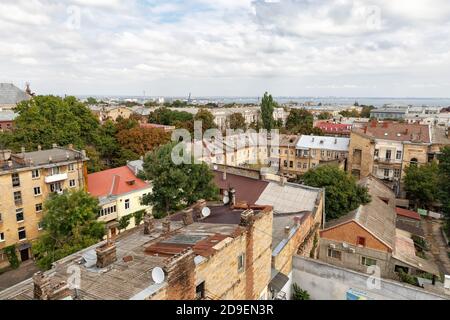 Odessa, Ucraina - 09 settembre 2018: Vista aerea dei tetti e vecchi cortili di Odessa. Vista di Odessa dal tetto. Edifici della città vecchia Foto Stock