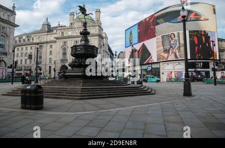 Londra UK 05 novembre 2020 il primo giorno di Lockdown le strade principali di Londra, normalmente affollate, sono vuote Di shoppers.Picaddilly Circus a pranzo Paul Quezada-Neiman/Alamy Live News Foto Stock