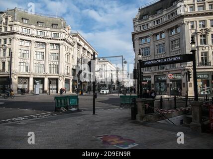 Londra UK 05 novembre 2020 il primo giorno di Lockdown le strade di Londra, normalmente affollate, sono vuote di acquirenti. Oxford St a pranzo Paul Quezada-Neiman/Alamy Live News Foto Stock