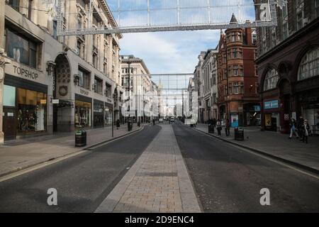 Londra UK 05 novembre 2020 il primo giorno di Lockdown le strade di Londra, normalmente affollate, sono vuote di acquirenti. Oxford St a pranzo Paul Quezada-Neiman/Alamy Live News Foto Stock