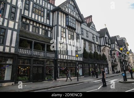 Londra UK 05 novembre 2020 il primo giorno di Lockdown le strade di Londra, normalmente affollate, sono vuote di acquirenti. Libertà a pranzo Paul Quezada-Neiman/Alamy Live News Foto Stock