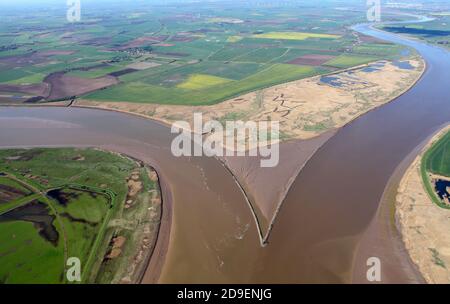 Vista aerea della riserva naturale Blacktoft Sands di RSPB alle cascate Trent, dove il fiume Ouse incontra il Trent per formare l'estuario Humber, East Yorkshire Foto Stock