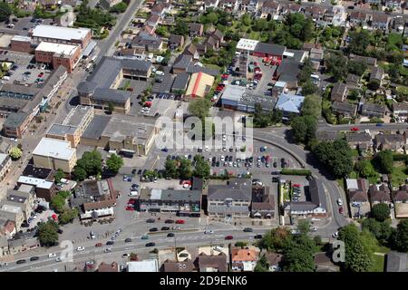 Vista aerea del centro di Kidlington vicino a Oxford, Regno Unito. Mostra la stazione dei vigili del fuoco e la biblioteca con High Street che corre sul bordo sinistro qui Foto Stock