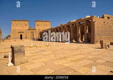 Il colonnato orientale è parzialmente coperto e ha diciassette colonne, solo sei delle quali hanno i loro capitelli completati. Dietro (a nord) del Tempio Foto Stock