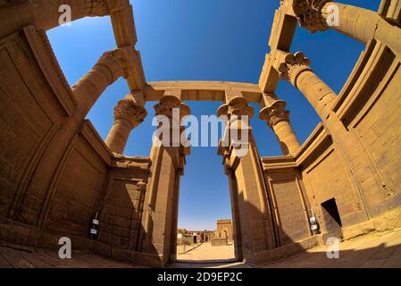 Il Kiosk di Trajan è un tempio ipaetnico situato sull'isola di Agilkia. Uno dei più grandi monumenti antichi egizi oggi in piedi, è convenzionalmente a. Foto Stock