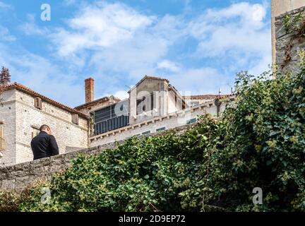 Vista delle vecchie case di pietra arenaria a Sibenik, Croazia Foto Stock