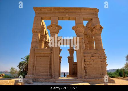 Oltre al tempio di Iside ci sono altri monumenti che sono stati trasferiti da Philae all'isola di Agilika, alcuni dei quali sono straordinari monumi Foto Stock