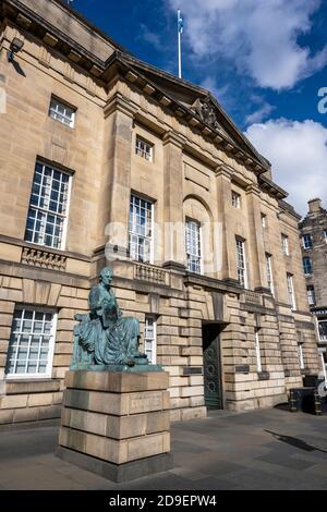 Statua di David Hume fuori dalla Corte di Giustizia sul Lawnmarket nella città vecchia di Edimburgo, Scozia, Regno Unito Foto Stock