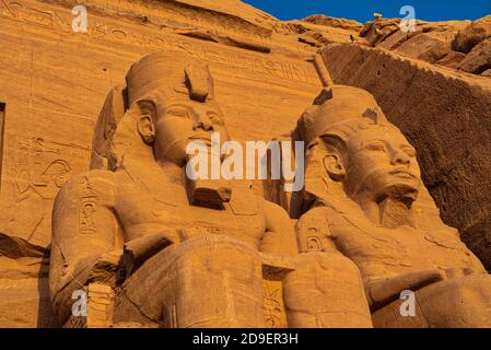 Due delle quattro statue sedute all'ingresso. Tutti e quattro raffigurano Ramesses II Ramesses II, talvolta chiamato "il grande", era un re guerriero che provava Foto Stock