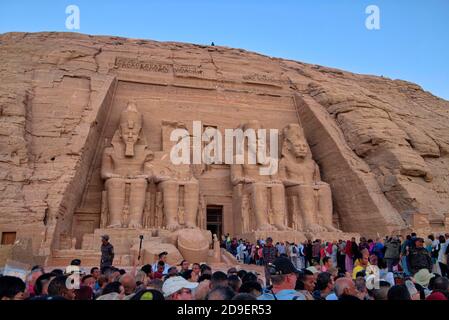 La facciata del tempio principale e' alta 108 piedi e 125 piedi di larghezza con quattro colossali statue sedute circa 65 piedi di altezza indossando la doppia corona e hav Foto Stock