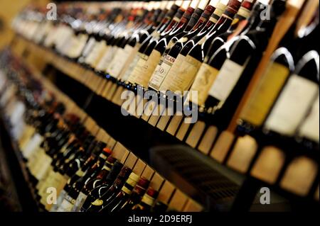 Bottiglie di vino rosso d'annata esposte al Museo del vino Barolo, a Barolo, Piemonte, Italia. Foto Stock