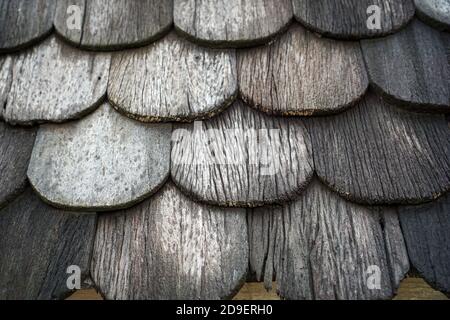 Sfondo sfocato, vecchi tetti di legno che sono impilati sulla cima di l'uno con l'altro Foto Stock