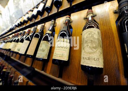 Bottiglie di vino rosso d'annata esposte al Museo del vino Barolo, a Barolo, Piemonte, Italia. Foto Stock