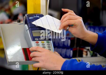 Primo piano della macchina di pagamento che dà ricevuta, in un supermercato. Foto Stock