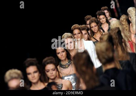 La passerella dei modelli alla settimana della moda di Milano. Foto Stock