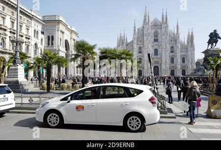 Taxi bianco in piazza Duomo di Milano. Foto Stock