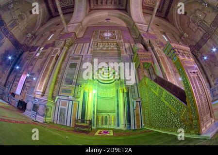 Il Mimbar della moschea è decorato con madre di perla. La porta del minibar è fatta di legno e decorata con legno di abanos e alabastro. Il p Foto Stock