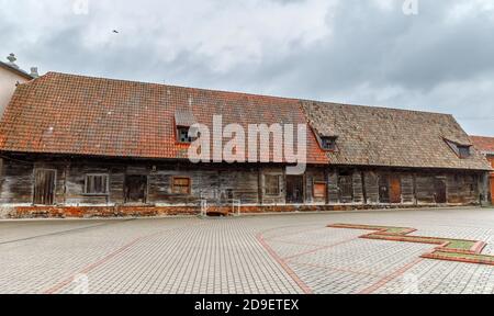 LIEPAJA, LETTONIA - 25 GIUGNO 2017: Vecchie case di legno in una città di Liepaja. Fienile del 17 ° secolo. Il monumento di architettura in legno Foto Stock