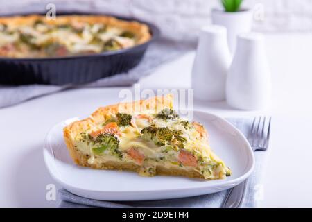 Quiche (torta aperta) con trota, broccoli e formaggio. Dolci non zuccherati fatti in casa, torta tradizionale. Primo piano. Foto Stock