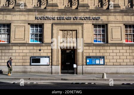 Ingresso all'edificio della Biblioteca Nazionale di Scozia sul ponte George IV di Edimburgo, Scozia, Regno Unito Foto Stock