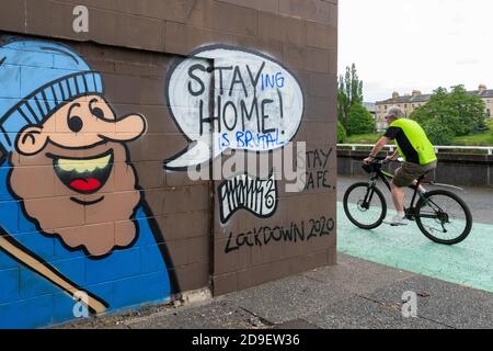 Salute mentale durante il blocco - soggiorno Casa coronavirus graffiti a Glasgow modificato per leggere 'staying in casa è brutale' Glasgow, Scozia, Regno Unito giugno 2020 Foto Stock