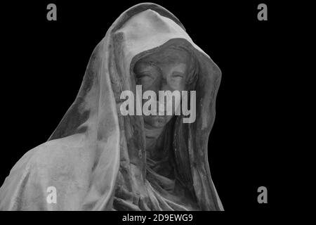 Volto di statua di donna addolorante isolato su sfondo nero. Intonaco antica scultura di giovane donna viso. Copia verticale della testa in gesso Foto Stock