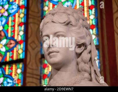 Budapest, Ungheria, marzo 22 2018: Scultura dell'imperatrice Elisabetta d'Austria e Regina d'Ungheria nella Chiesa di San Mattia Foto Stock