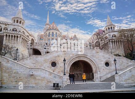 Budapest, Ungheria, marzo 27 2018: Bastione dei pescatori una terrazza situata sulla riva Buda del Danubio sulla collina del Castello costruita nel 1902 Foto Stock