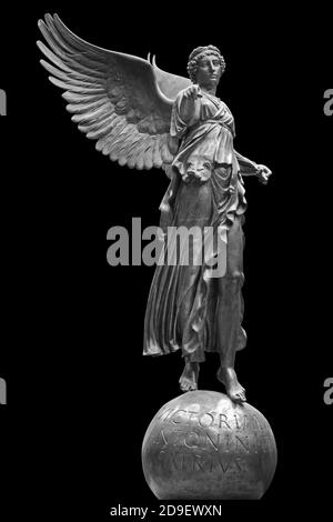 Statua di bronzo di una Vittoria alata. Vista frontale di una statua della dea Nike, isolata su sfondo nero da un tracciato di ritaglio Foto Stock