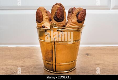 Spaventosi biscotti shortbread alle mandorle a forma di dito. Cibo per Halloween. Foto Stock