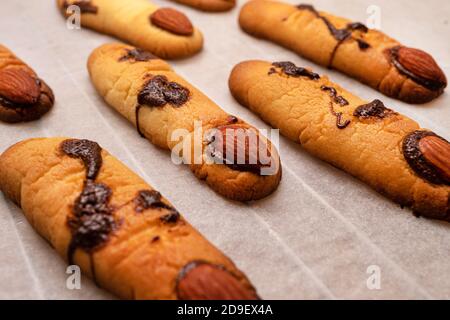 Spaventosi biscotti shortbread alle mandorle a forma di dito. Cibo per Halloween. Foto Stock