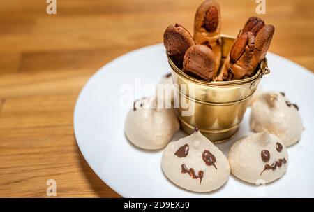 Spaventosi biscotti shortbread alle mandorle a forma di dito e meringa in stile fantasma. Foto Stock