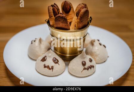 Spaventosi biscotti shortbread alle mandorle a forma di dito e meringa in stile fantasma. Foto Stock