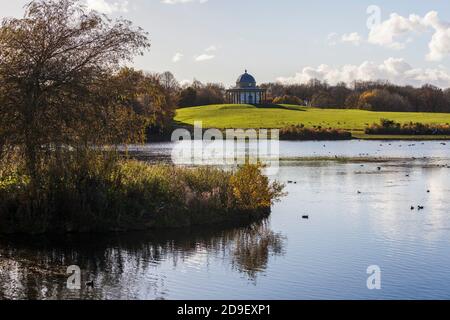 Una vista panoramica del Tempio di Minerva attraverso il lago in Hardwick Park,Sedgefield, Co.Durham,Inghilterra Foto Stock