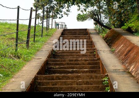 Lunghi passi che conducono alla cima della diga di Banasura sagar in Ghat occidentali, Wayanad, Kerala, colpo lungo Foto Stock