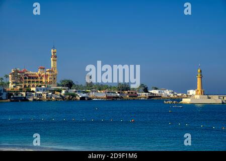 La spiaggia di Montaza con il Palazzo di Montaza e il Faro ha preso @Alessandria, Egitto Foto Stock