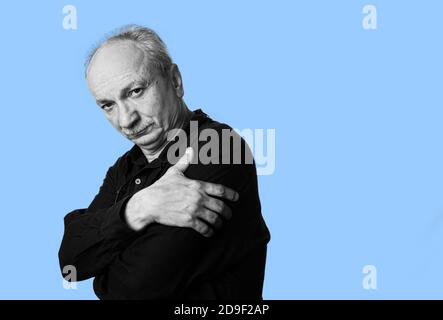 Concetto di stile di vita. Ritratto in bianco e nero di un anziano di successo su sfondo blu Foto Stock