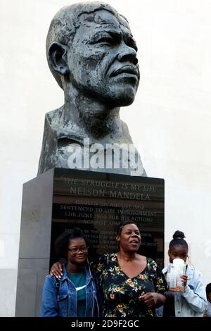 Nelson Mandela bronzo busto sulla South Bank, Londra, Inghilterra Foto Stock